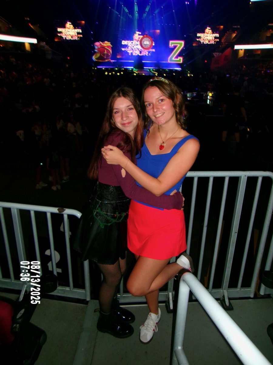 Viking Views staff members Kaeleigh 
Heckaman [left] and Emily Epperly (right) attend the World’s Collide Tour